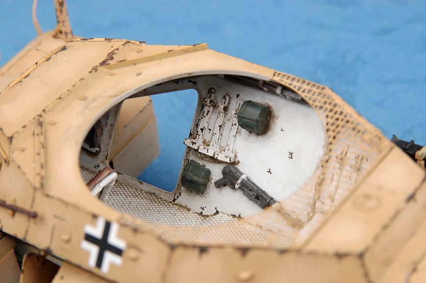 Німецький бронеавтомобіль 1/35 Sd.Kfz. 222 Leichter Panzersp&auml;hwagen (2 cm) HobbyBoss 82442 , збірна модель HB82442 фото