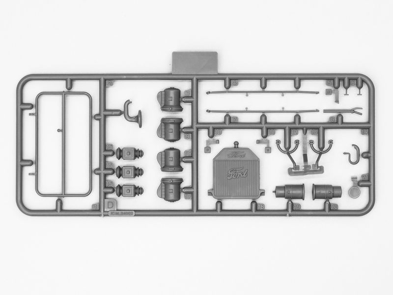 Сборная модель ICM 1/24 Доставка бензина, Развозной фургон Модель Т 1912 г. с американскими грузчиками 24019 ICM24019 фото