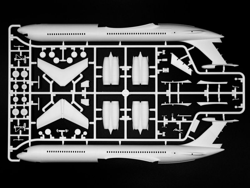 Збірна модель ICM 1/144 Ільюшин-62М, Радянський пасажирський літак (14405) ICM14405 фото