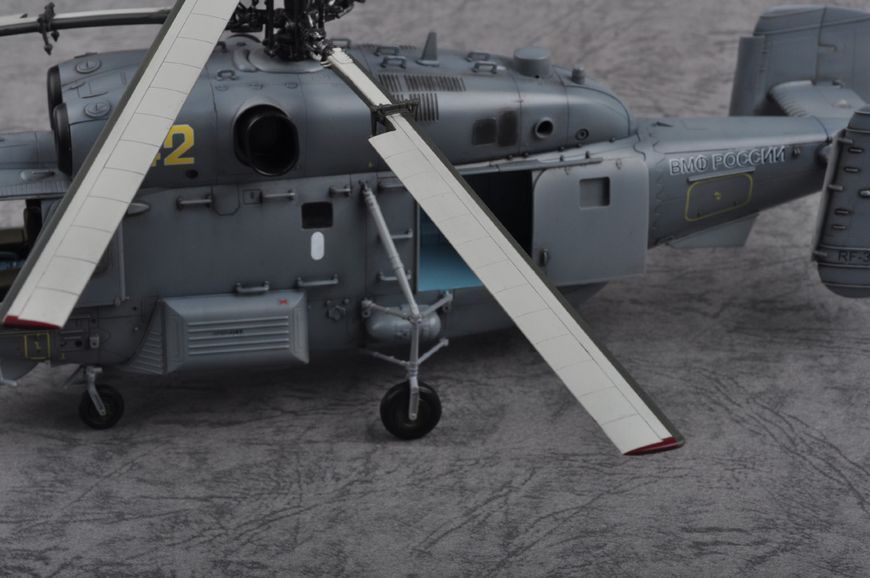 Радянський корабельний гелікоптер 1/48 Ка-27 (Helix) HobbyBoss 81739 , збірна модель Хелікс Хобібос HB81739 фото