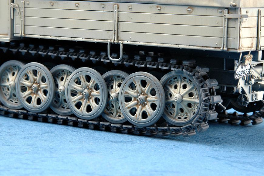 Немецкий полугусеничный тягач 1/35 Sd.Kfz.7 Mittlere Zugkraftwagen 8t (Late) Trumpeter 01507 , сборная модель TR01507 фото