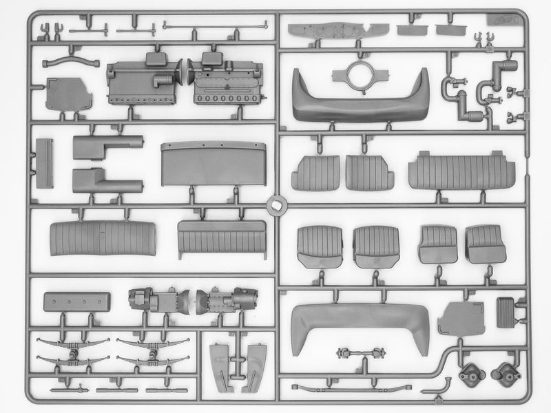 Збірна модель ICM 1/24 Type G4 з MG 34 та німецьким штабним персоналом (24024) ICM24024 фото