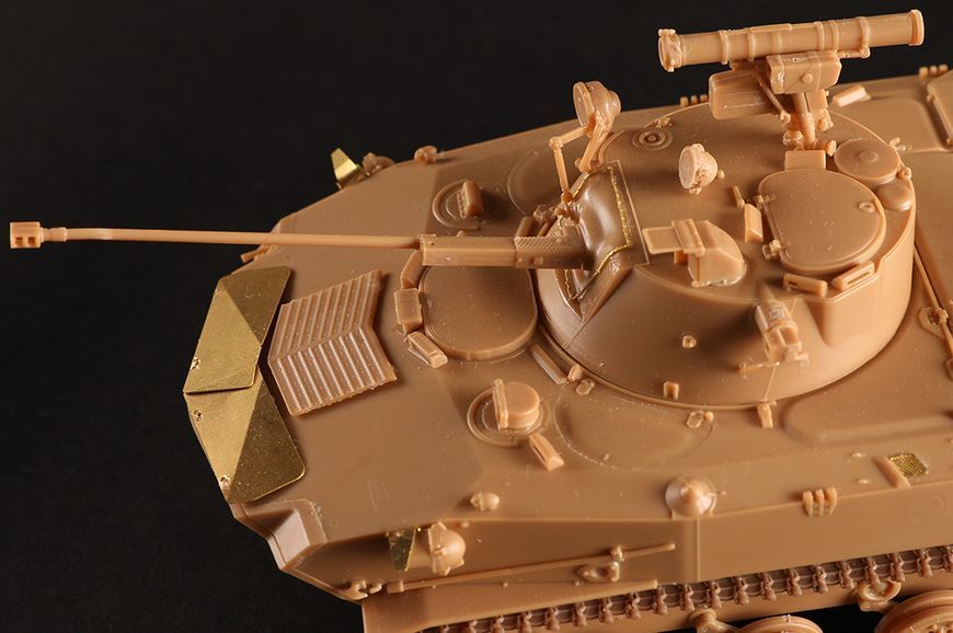 Збірна модель 1/35 радянська бойова машина десанту BMD-2 HobbyBoss HB80155 HB80155 фото