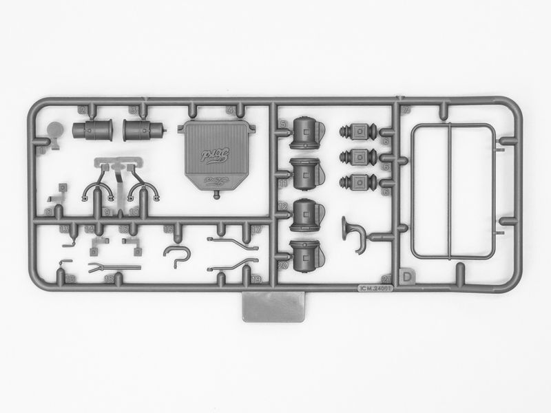 Збірна модель ICM 1/24 Model T 1913 Speedster з американськими автоспортсменами (24026) ICM24026 фото