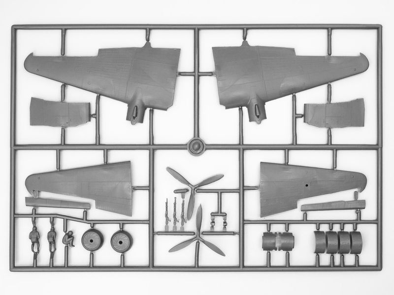 Сборная модель ICM 1/72 Ту-2С, советский бомбардировщик 2 Мировой войны 72031 ICM72031 фото