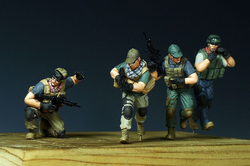 Солдаты ЧВК 1/35 PMC Armed Assault team (Iraq 2005) Trumpeter 00419 , сборная модель чвк Трумпетер TR00419 фото