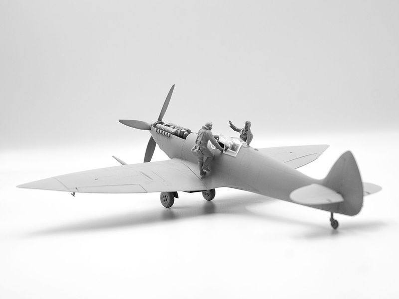 Сборная модель ICM 1/48 Аэродром RAF IIСВ Spitfire Mk.IX, Spitfire Mk.VII, Пилоты и техники RAF 7 фигур DS4802 ICMDS4802 фото