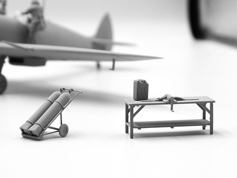 Сборная модель ICM 1/48 Аэродром RAF IIСВ Spitfire Mk.IX, Spitfire Mk.VII, Пилоты и техники RAF 7 фигур DS4802 ICMDS4802 фото