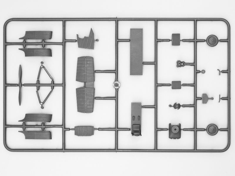 Сборная модель ICM 1/72 И-1 Ил-400б, первый советский истребитель-моноплан 72051 ICM72051 фото