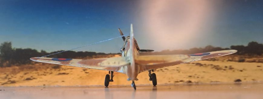 Збірна модель 1/72 американський винищувач P-40B Tomahawk Desert Air Force (DAF) HobbyBoss HB80209 HB80209 фото