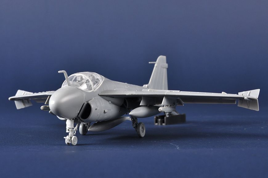 Американский палубный штурмовик 1/72 Grumman A-6A Intruder Trumpeter 01640 , сборная модель штурмовик Интрудер TR01640 фото