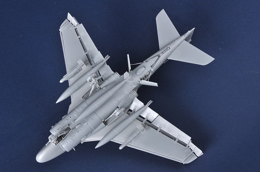 Американский палубный штурмовик 1/72 Grumman A-6A Intruder Trumpeter 01640 , сборная модель штурмовик Интрудер TR01640 фото
