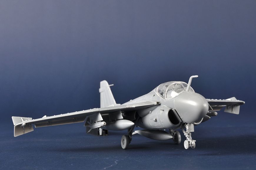 Американский палубный штурмовик 1/72 Grumman A-6A Intruder Trumpeter 01640 , сборная модель штурмовик Интрудер TR01640 фото
