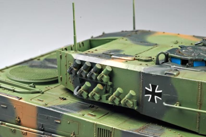 Збірна модель 1/35 Німецький танк Leopard 2 А4 HobbyBoss 82401 HB82401 фото