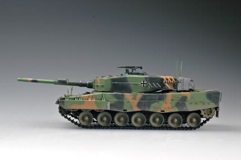 Збірна модель 1/35 Німецький танк Leopard 2 А4 HobbyBoss 82401 HB82401 фото