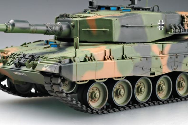 Збірна модель 1/35 Німецький танк Leopard 2 А4 HobbyBoss 82401 HB82401 фото