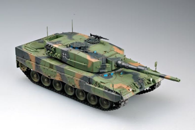 Збірна модель 1/35 Німецький танк Leopard 2 А4 HobbyBoss 82401 HB82401 фото