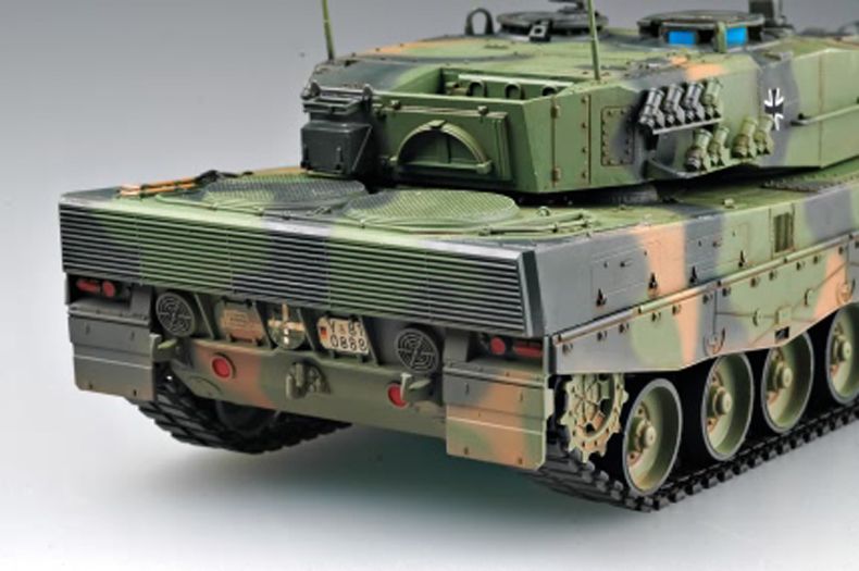 Збірна модель 1/35 Німецький танк Leopard 2 А4 HobbyBoss 82401 HB82401 фото