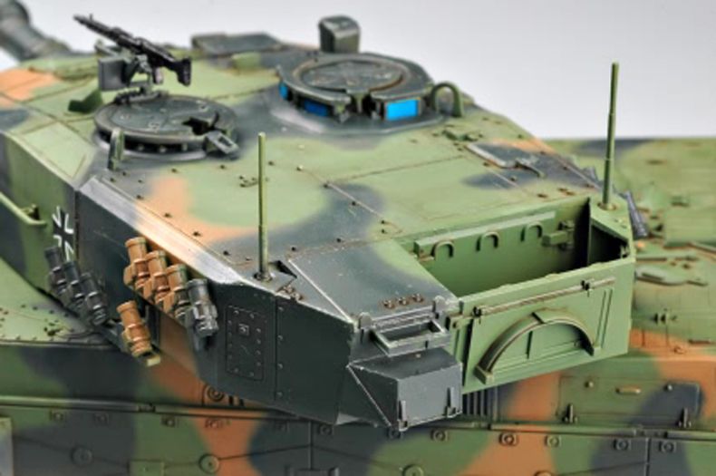 Збірна модель 1/35 Німецький танк Leopard 2 А4 HobbyBoss 82401 HB82401 фото