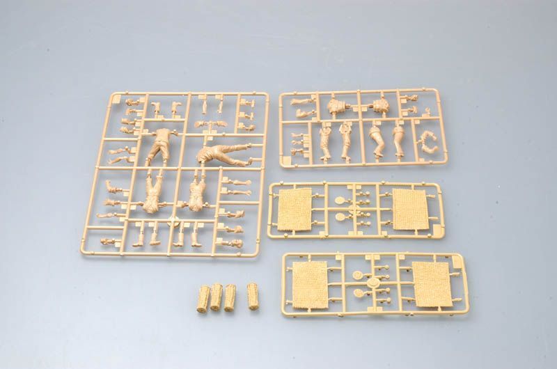 Немецкий артиллерийский расчёт 1/35 s.FH 18 Trumpeter 00425 , сборная модель расчет Трумпетер TR00425 фото