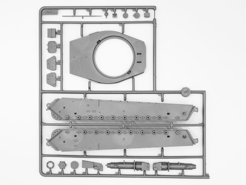 Збірна модель ICM 1/35 Pz.Kpfw.VI Ausf.B King Tiger (пізнього виробництва) з повним інтер'єром, Німецький важкий танк 2 Світової Війни (35364) ICM35364 фото