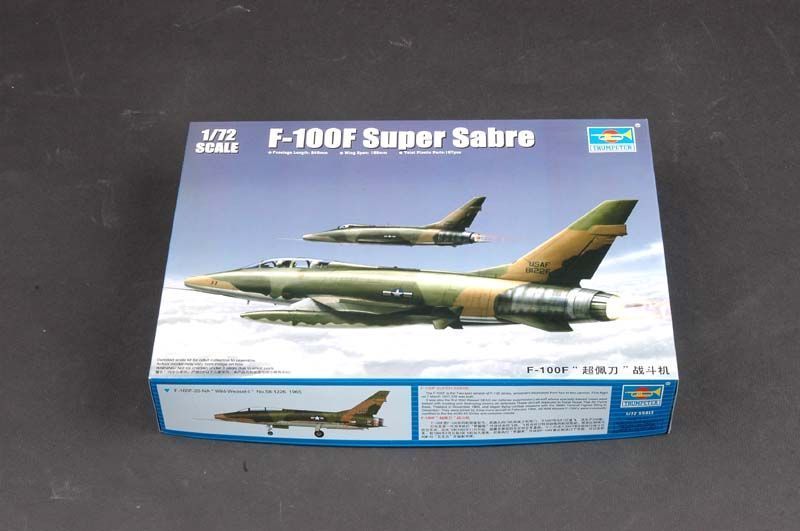Американський винищувач 1/72 North American F-100F Super Sabre Trumpeter 01650 , збірна модель Трумпетер TR01650 фото