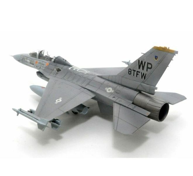 Збірна модель 1/72 американський винищувач F-16B Plus F.F. Hasegawa 00444 HS00444 фото