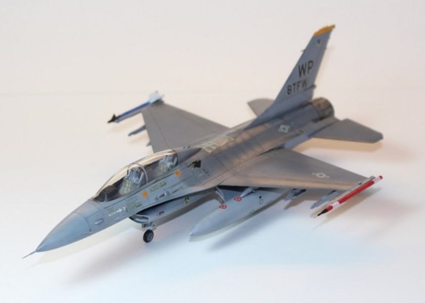 Збірна модель 1/72 американський винищувач F-16B Plus F.F. Hasegawa 00444 HS00444 фото
