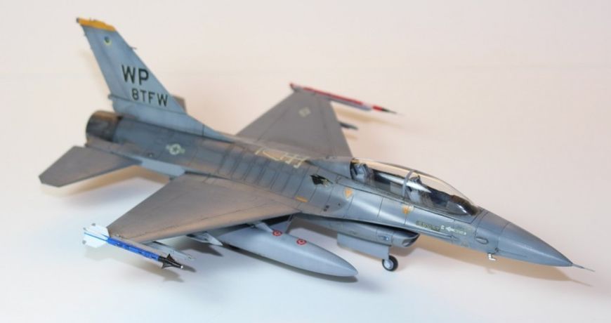 Збірна модель 1/72 американський винищувач F-16B Plus F.F. Hasegawa 00444 HS00444 фото
