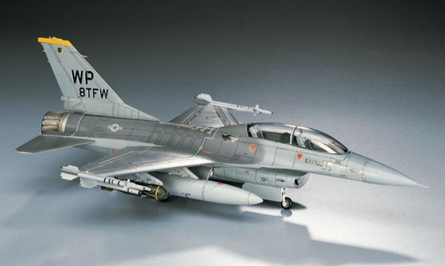 Збірна модель 1/72 американський винищувач F-16B Plus F.F. Hasegawa 00444 HS00444 фото