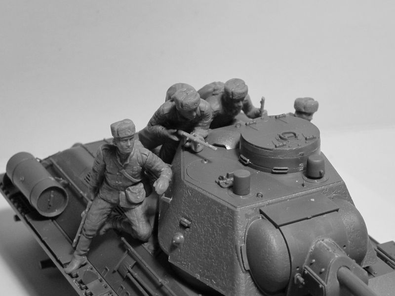 Сборная модель ICM 1/35 Т-34-76 с советским танковым десантом 35368 ICM35368 фото
