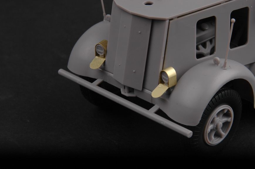 Німецька самохідна зенітна гармата 1/35 Selbstfahrlafette (Sd.Kfz.8 & 8.8cm FlaK 18) Trumpeter 01585 TR01585 фото