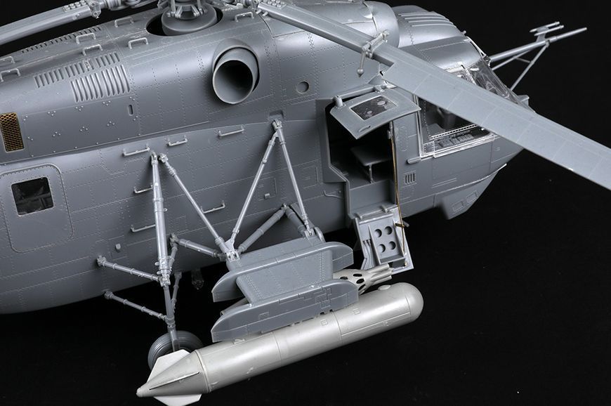 Советский палубный транспортно-боевой вертолет 1/35 Ка-29 Helix-B Trumpeter 05110 , сборная модель Трумпетер TR05110 фото