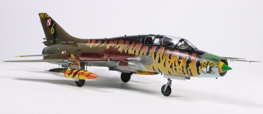 Сборная модель 1/48 штурмовик Су-17, Су-22 UM3K/UM4 "Fitter G" Zimi 80147 KH80147 фото