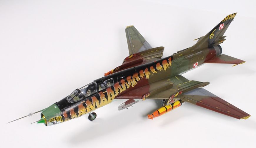 Сборная модель 1/48 штурмовик Су-17, Су-22 UM3K/UM4 "Fitter G" Zimi 80147 KH80147 фото
