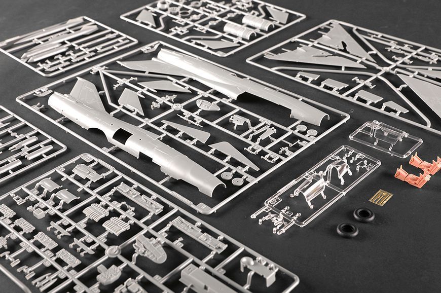 Китайский учебный истребитель 1/48 Chengdu JJ-7A Trainer Trumpeter 02825 , сборная модель Трумпетер TR02825 фото
