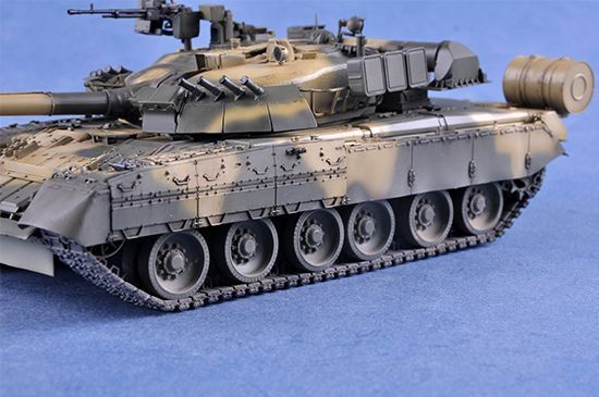 Збірна модель 1/35 радянський основний бойовий танк Т-80У (T-80U MBT) Trumpeter 09525 TR09525 фото