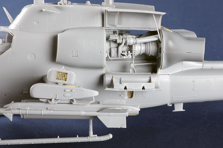 Американський бойовий гелікоптер 1/35 Bell AH-1W Super Cobra (Turned Exhaust) Trumpeter 05117 , збірна модель TR05117 фото