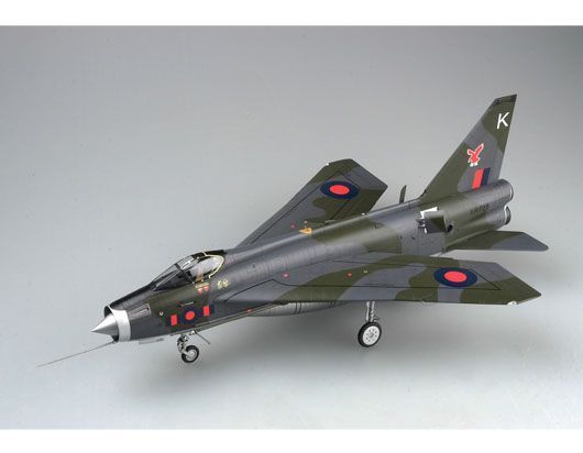 Британський винищувач 1/32 English Electric Lightning F.2A/F.6 (BAC) Trumpeter 02281 , збірна модель Трумпетер TR02281 фото