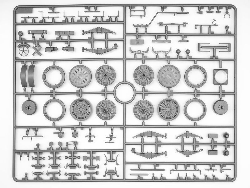 Сборная модель ICM 1/35 Американский экспедиционный корпус в Европе, 1918 год Standard B "Liberty", FWD Type B, Model T 1917 Ambulance, пехота США, водители США DS3518 ICMDS3518 фото