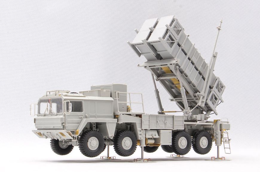Сборная модель 1/35 немецкий ЗРК Патриот на базе MAN (Patriot Abschussrampe Auf 15t mil gl Br A1) Trumpeter 01088 TR01088 фото