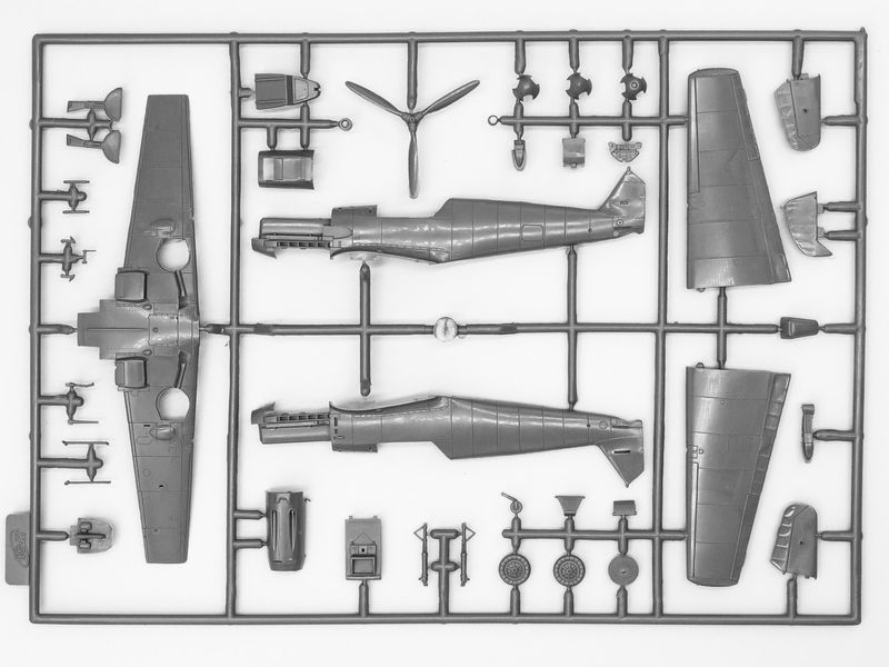 Збірна модель ICM 1/72 Месершмит Bf 109E-7/B, німецький винищувач-бомбардувальник 2 Світової війни (72135) ICM72135 фото