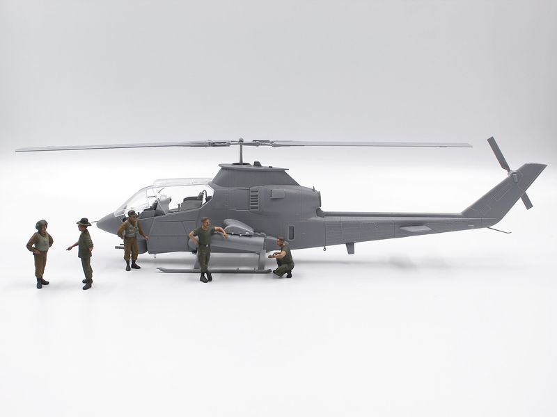 Сборная модель ICM 1/48 Cobra AH-1G + Bronco OV-10A с пилотами и техникам США и пилотами вертолета, Передовая база 48303 ICM48303 фото