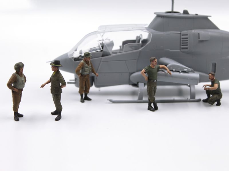 Збірна модель ICM 1/48 Cobra AH-1G + Bronco OV-10A з пілотами і технікам США та пілотами гелікоптеру, Передова база (48303) ICM48303 фото