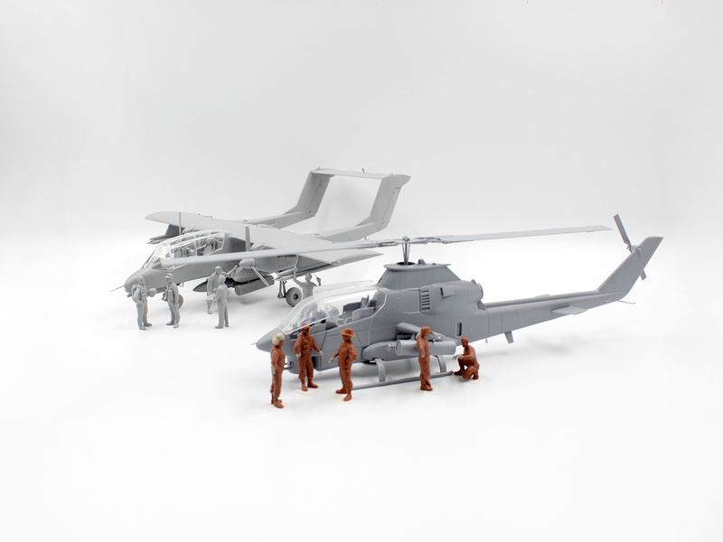 Сборная модель ICM 1/48 Cobra AH-1G + Bronco OV-10A с пилотами и техникам США и пилотами вертолета, Передовая база 48303 ICM48303 фото