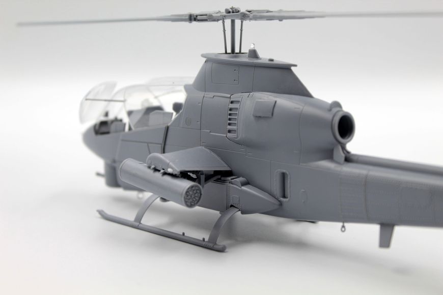 Сборная модель ICM 1/48 Cobra AH-1G + Bronco OV-10A с пилотами и техникам США и пилотами вертолета, Передовая база 48303 ICM48303 фото