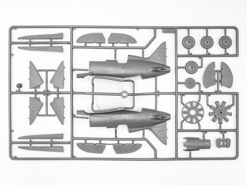 Збірна модель ICM 1/32 I-16 type 24 з радянськими пілотами (1939-1942) (32007) ICM32007 фото
