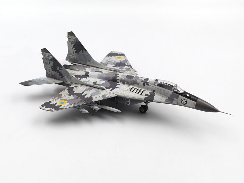 Збірна модель ICM 1/72 "Мисливець за РЛС", МіГ-29 “9-13” український винищувач з ракетами HARM (72143) ICM72143 фото