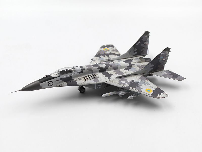 Збірна модель ICM 1/72 "Мисливець за РЛС", МіГ-29 “9-13” український винищувач з ракетами HARM (72143) ICM72143 фото