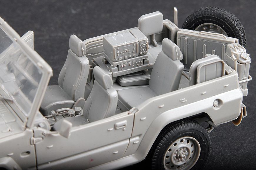 Японський армійський позашляховик 1/35 Mitsubishi Type 73 Trumpeter 05520 , збірна модель джип Мітсу Трумпетер TR05520 фото
